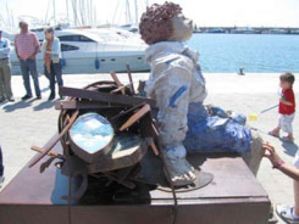 Adrià, joven pescador en el monumento El Pla de les Serenes, Cambrils