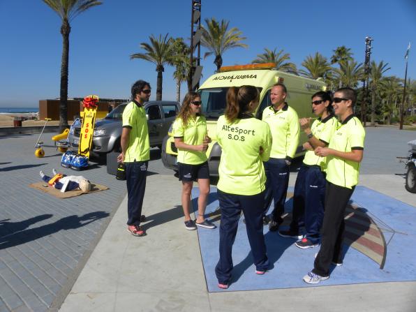 Un grupo de socorristas en la plaza de las C.Autónomas de Salou