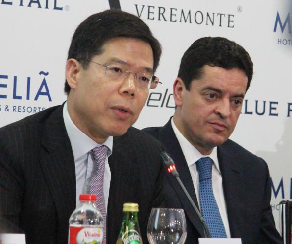 Frank Tsui, de Melco, i Enrique Bañuelos, de Veremonte.