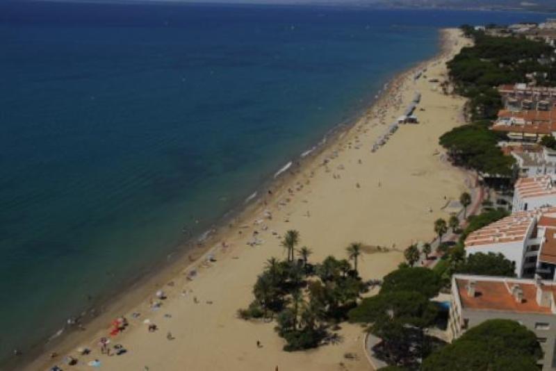 Vista a&egrave;ria de la platja de Vilafortuny de Cambrils.