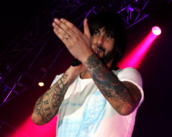 Melendi, amb anell de casat, en el concert de Salou. (Oscar Arias)