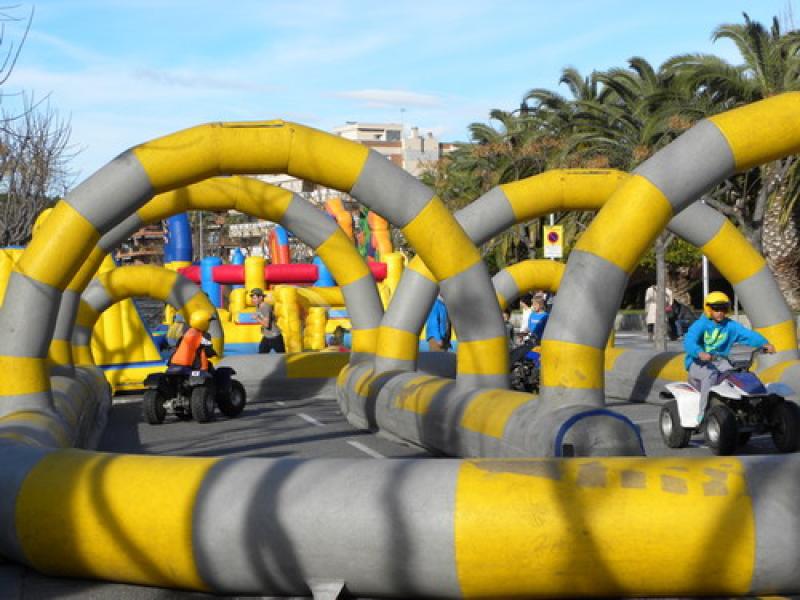 En el exterior se encuentran elementos para un p&uacute;blico adolescente.