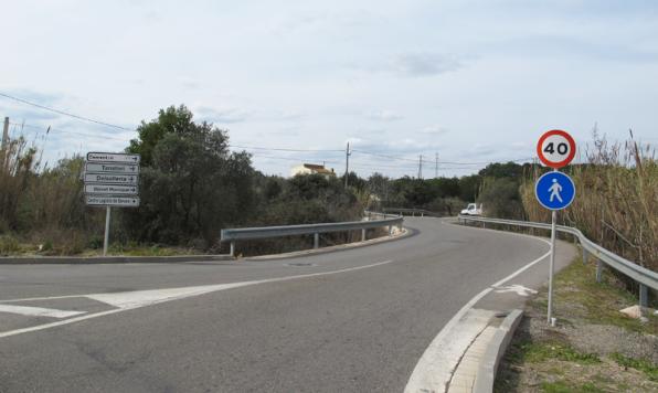 Carretera de acceso al depósito municipal de vehículos.Grúa Salou -1