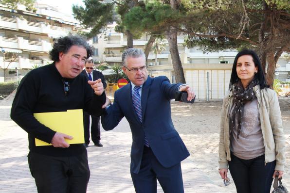 Granados, Julia Gomez and municipal architect on the beach Capellans