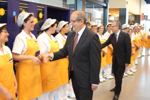 Felip Puig y Pere Granados saludando a los empleados de Esclat Salou