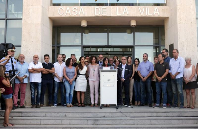 La alcaldesa de Cambrils ha le&iacute;do un texto contra el ataque terrorista