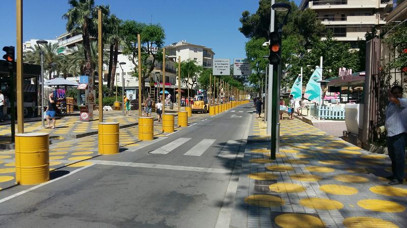 Una imagen de la zona peatonal de la avenida Carles Bu&iuml;gas