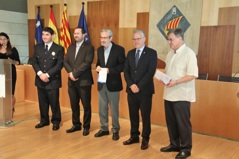 Personas distinguidas en Salou durante el D&iacute;a de la Polic&iacute;a