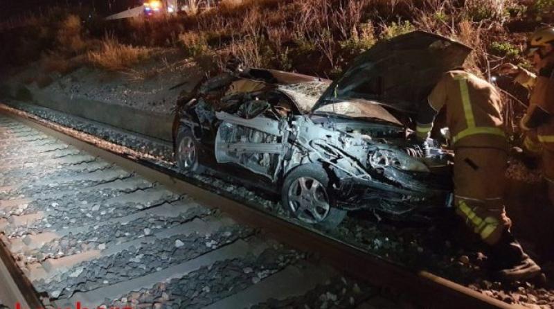 As&iacute; qued&oacute; el veh&iacute;culo despu&eacute;s de ser arrollado por el tren.