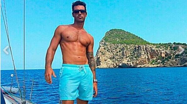 They find the lifeless body of the crew member who departed from Salou