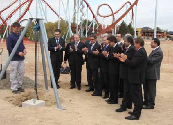 Artur Mas coloca en PortAventura la primera piedra de la que será la montaña rusa más alta de Europa