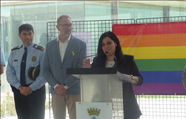 La concejala de Benestar, durant l'acte de suport a LGTBI