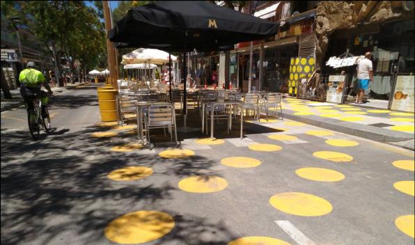 The signaling of the pavement of Carles Bu&iuml;gas looks like new paint