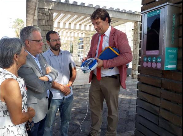 Installed a defibrillator in the Plaza de la Fuente Luminosa