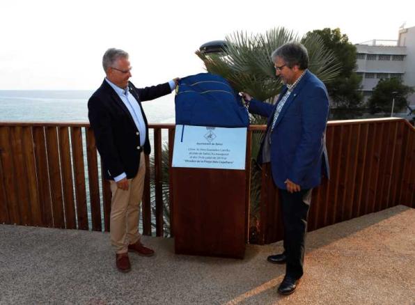 Moment de la inauguració del mirador de la platja Capellans