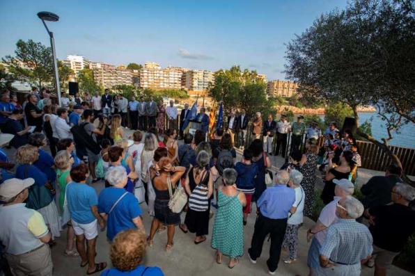 Veïns i veïnes de Salou al nou mirador de la platja Capellans