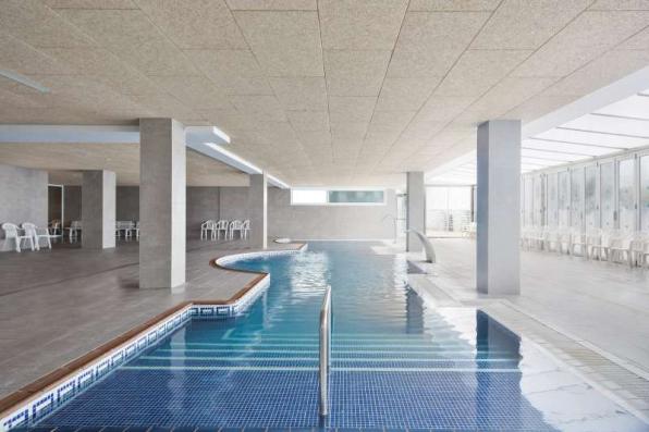Imatge de la piscina interior i spa del BEST Hotel Cap Salou