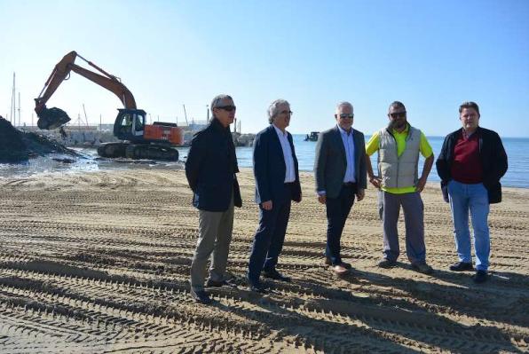 Representantes municipales visitando los trabajos en las playas