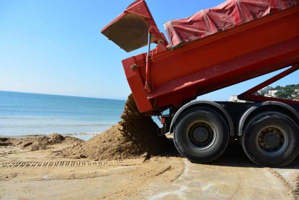 Treballs de reposició de sorra en les pltages de Salou