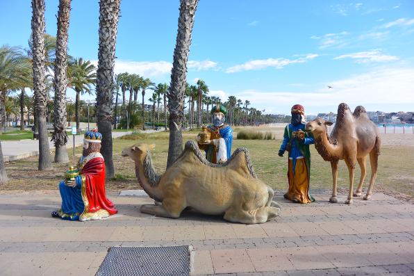 Figuras de los Reyes Magos en la playa de Salou