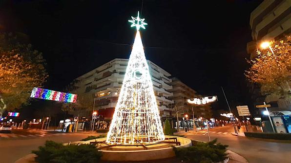 Árbol de Navidad en el centro comercial de Salou