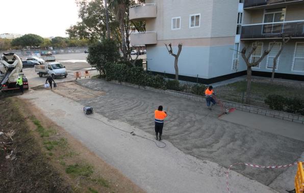 Obres del pas de la via del tren a Salou