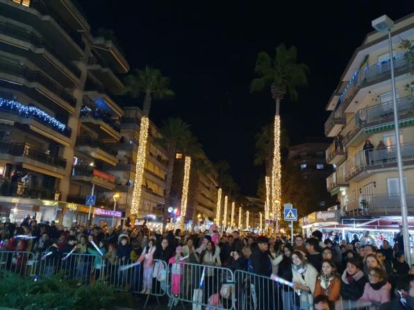 Crowds of people went to turn on the Christmas lights