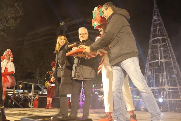 The mayor turns on the Christmas lights of Salou