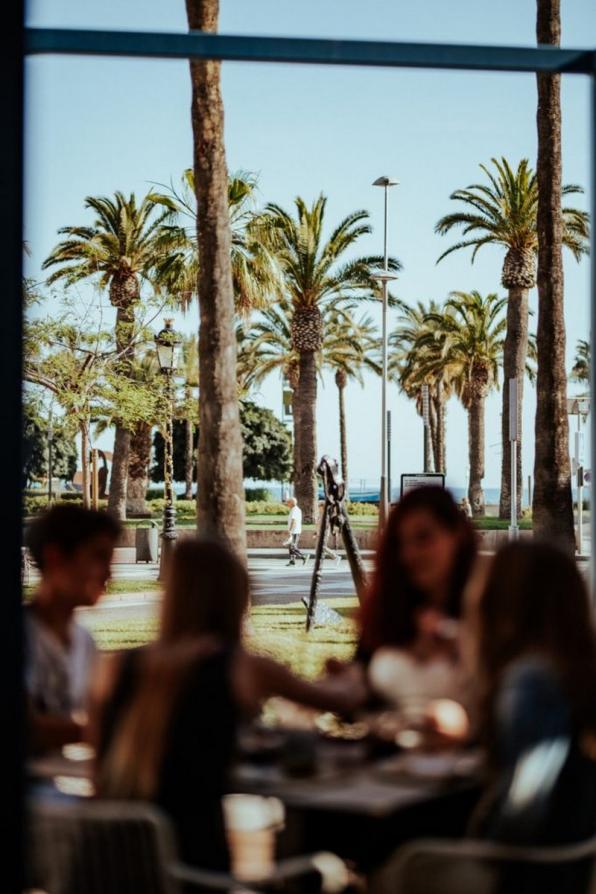 Arena, terraza acogedora en el paseo marítimo de Salou