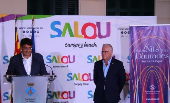 The town crier Rubén López Pulido making his speech and the mayor