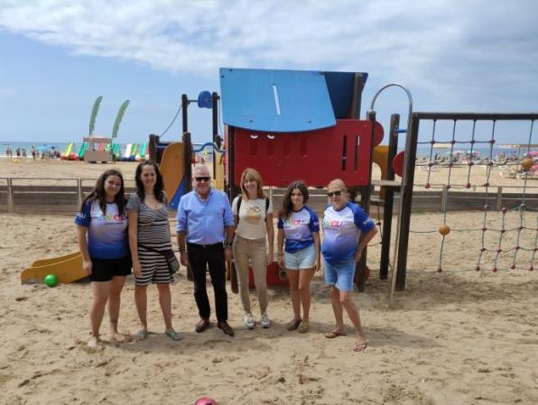 The mayor of Salou at the service for families on the beach