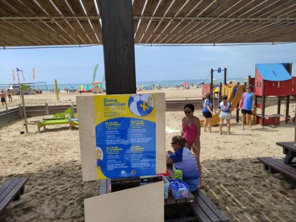 Servei d'activitats gratuïtes per a famílies a la platja de Salou