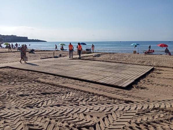 Salou prepara la platja per a persones amb discapacitat