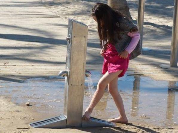 Salou sustituye duchas por lavapiés. Cedida