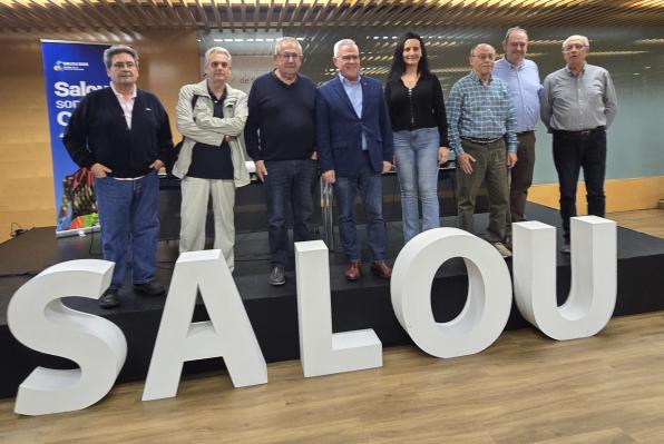 Miembros del Centre d'Estudis Salouencs con las autoridades de Salou