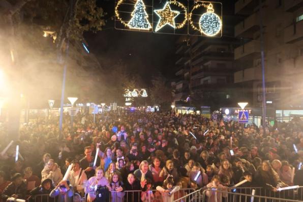 Assistents a l'espectacle d'encesa de les llums de Nadal a Salou