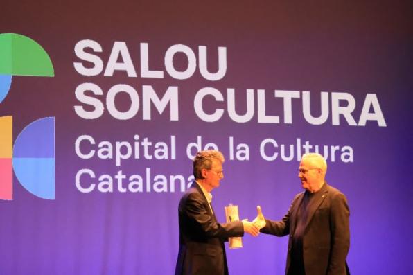 L'alcalde de Salou amb el testimoni de Capital de la Cultura Catalana 