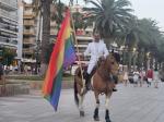 La bandera irisada portada a cavall  fins a la festa Proud of Salou