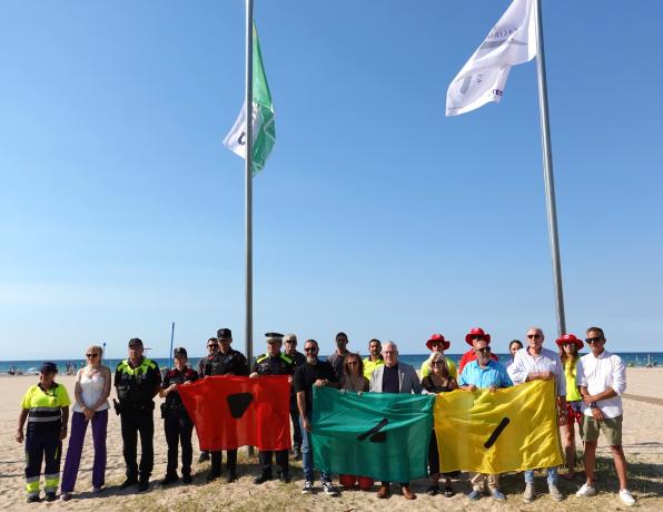 Flag-raising ceremony reinforces Salou's  to high-quality beaches