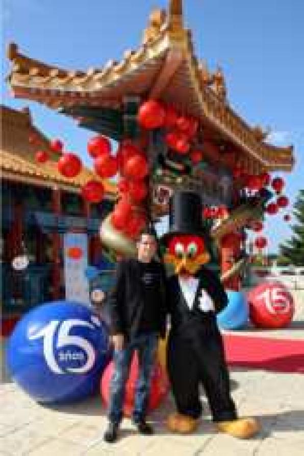 Cesc Fàbregas celebra a Port Aventura el 15 aniversari del parc temàtic