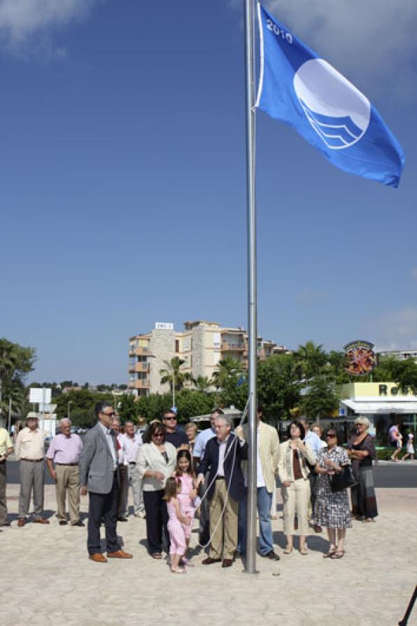 La platja de la Pineda llueix un any més la bandera blava