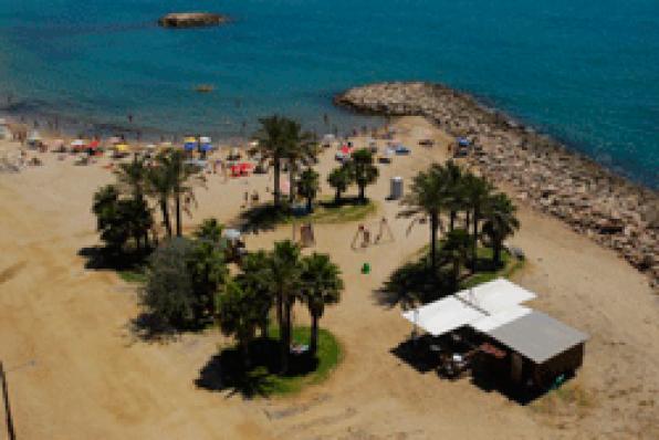 Cambrils estrena una zona verda de més duna hectàrea al costat del mar