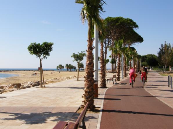 Cambrils finaliza la señalización del carril bici del paseo de Poniente