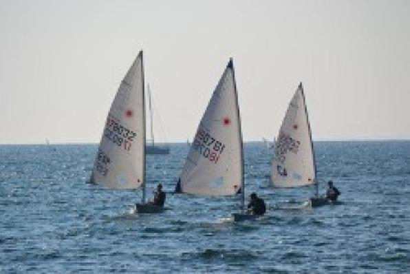 El Nàutic de Cambrils lídera el ránking catalán en diversas clases de vela ligera