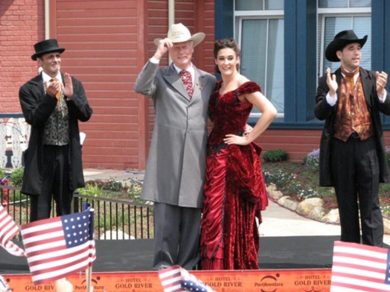 Larry Hagman (JR de Dallas) i Vivky Mart&iacute;n Berrocal inauguren l'Hotel Gold River de PortAventura
