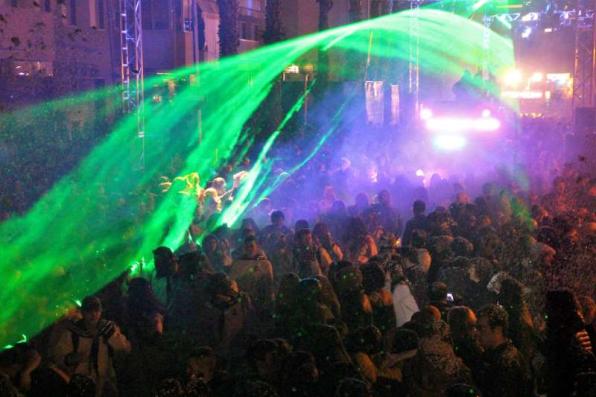 The party, confetti, light and music, protagonists of the Coso Blanco