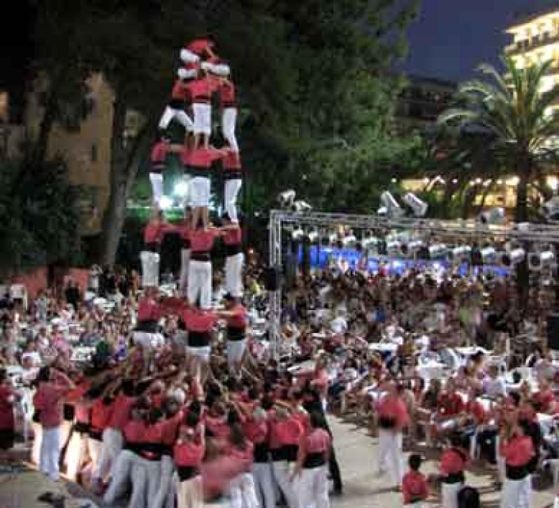El Calypso y la Vella de Valls celebran 25 a&ntilde;os de actuaciones castelleras en este hotel de Salou