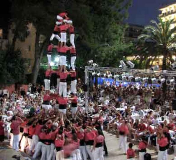 El Calypso y la Vella de Valls celebran 25 años de actuaciones castelleras en este hotel de Salou