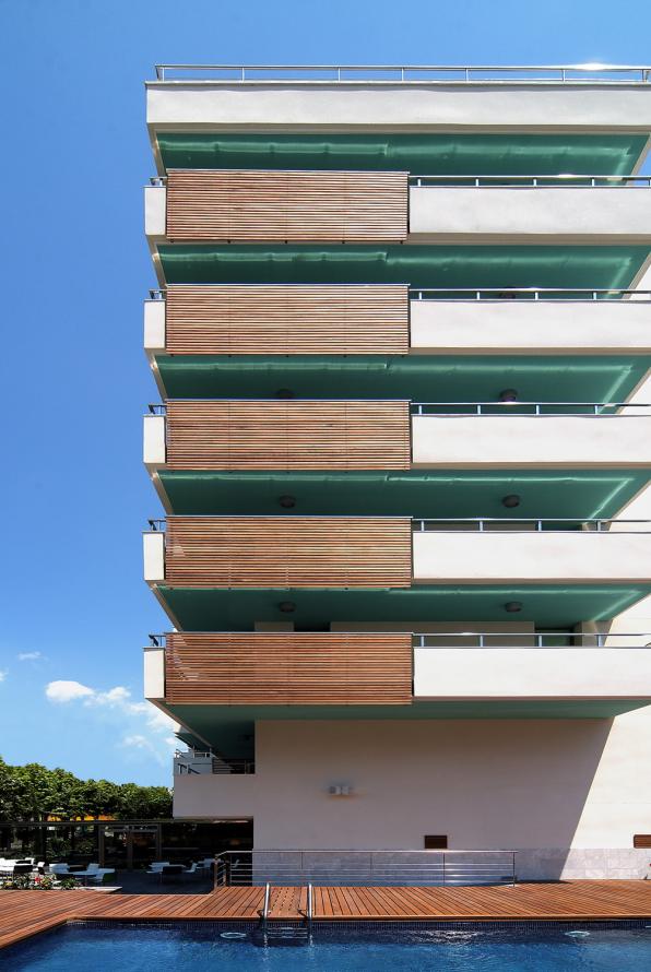 Façana de l'Hotel Magnòlia de Salou des de la piscina