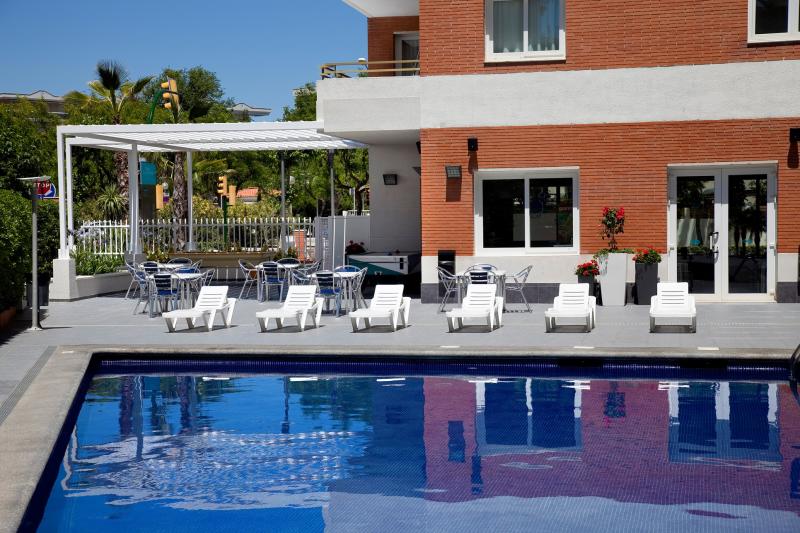 Pool of the apartments Les D&agrave;lies in Salou